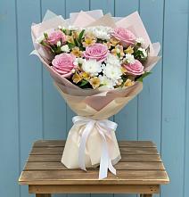 Букет цветов из:  Гвоздики, Орхидеи и Розы #REPLACE_PRED# Сычево