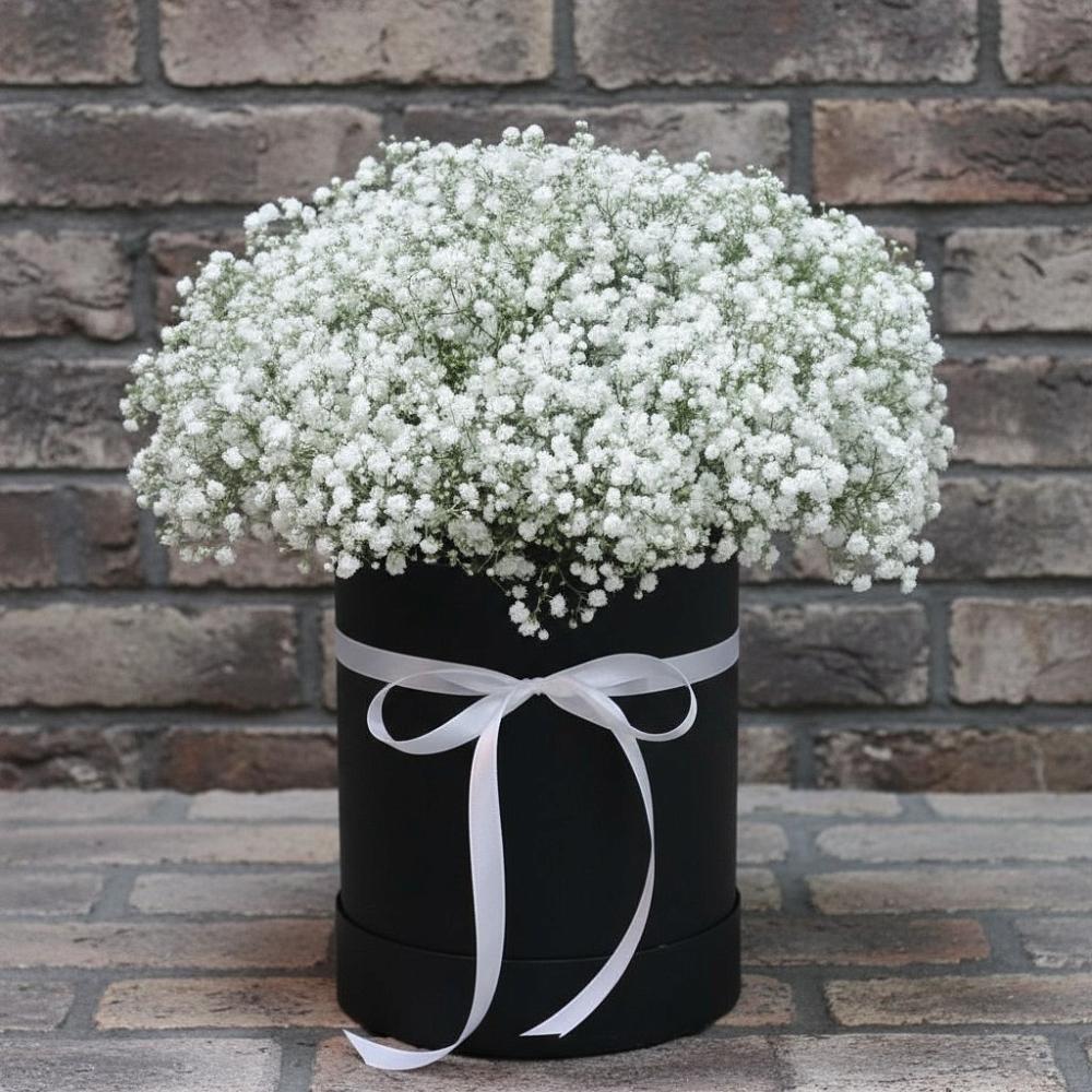 Цветочная композиция из Гипсофила в шляпной коробке в Сычево