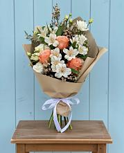 Букет цветов из:  Альстромерии, Лизиантусы, Розы и Хризантемы в Сычево