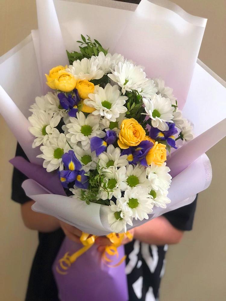 Букет цветов из: Ирисы, Хризантемы и Розы в Сычево