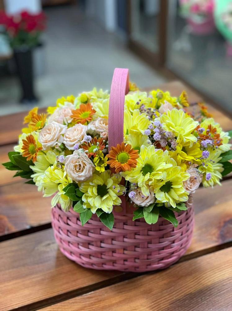 Цветочная композиция из Хризантемы и Розы в корзине в Сычево