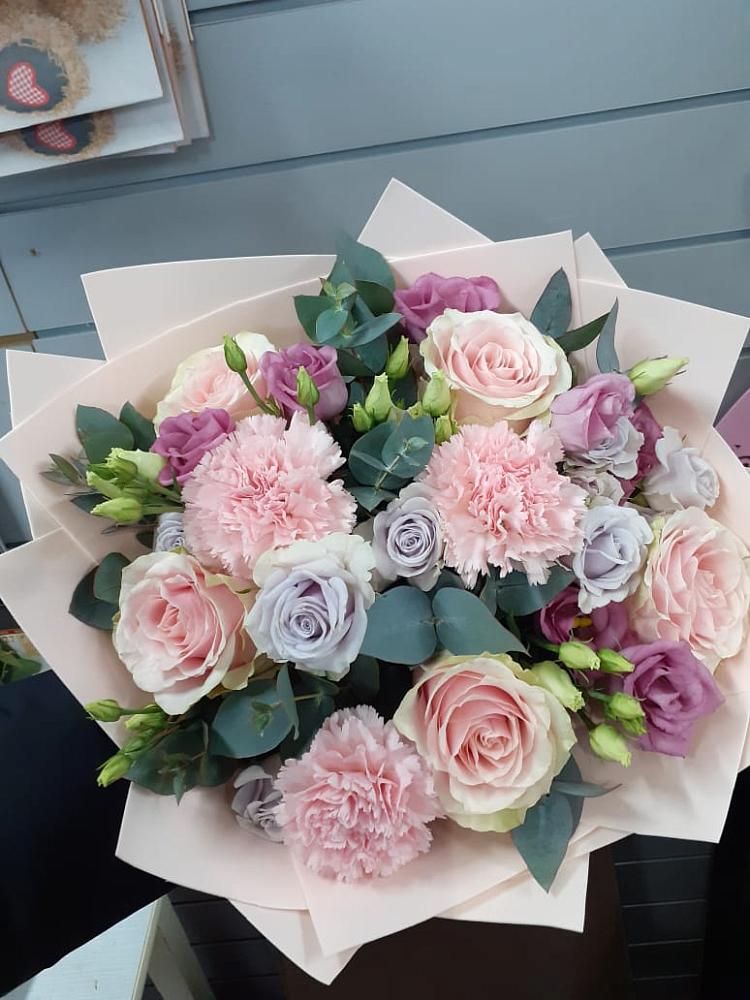 Букет цветов из: Розы, Гвоздики и Лизиантусы в Сычево